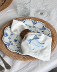 Brodert linserviett. blå sløyfe. blue bow napkin