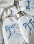 Brodert linserviett. blå sløyfe. blue bow napkin